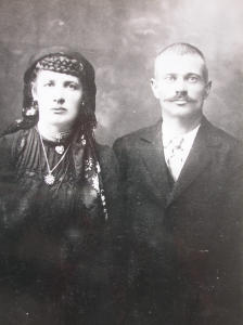 Ritratto di marito e moglie in abiti tradizionali (1910)